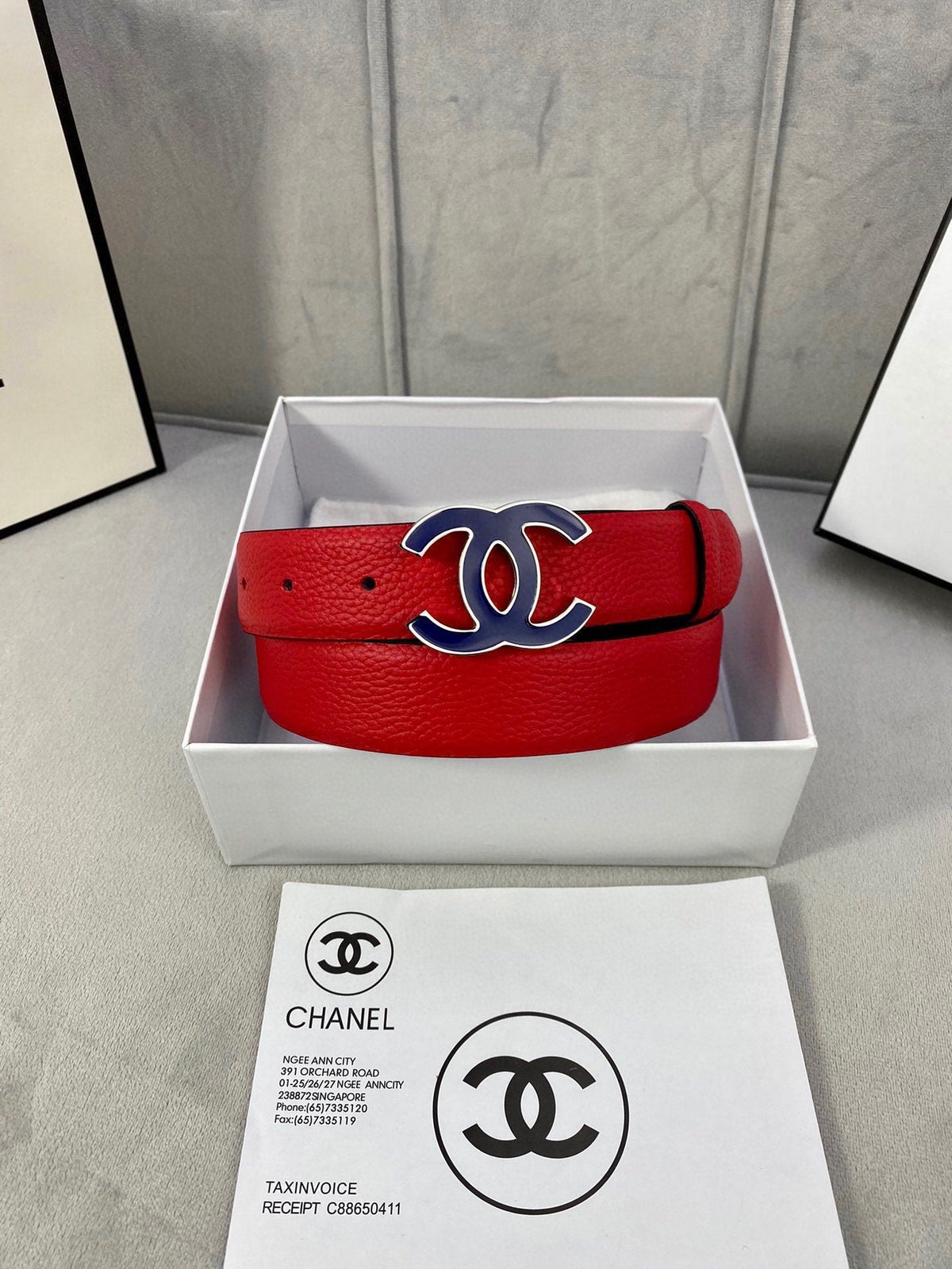 CHANEL 30MM BELT IN CHERRY RED GRAINED CALFSKIN WITH NAVY BLUE METAL LOGO