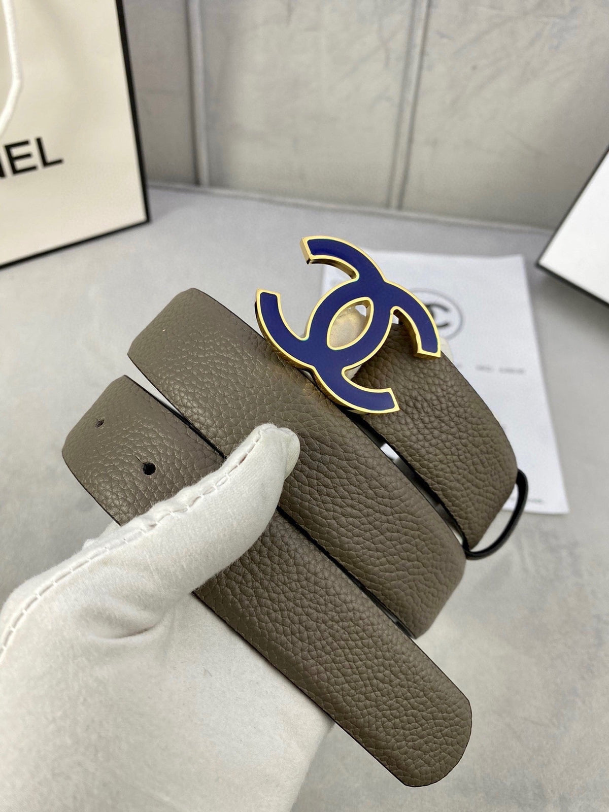 CHANEL 30MM BELT IN MOCHA BROWN GRAINED CALFSKIN WITH NAVY BLUE LOGO