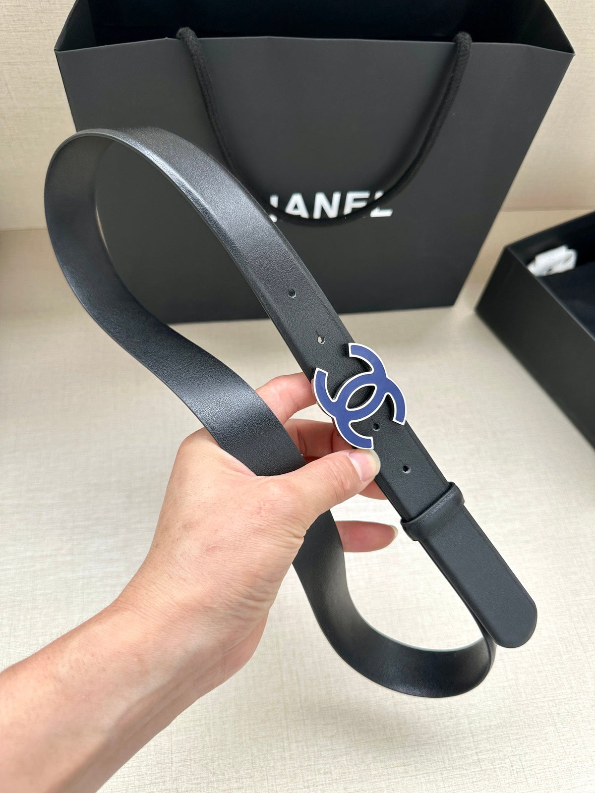 CHANEL 30MM BELT IN BLACK SMOOTH CALFSKIN WITH NAVY BLUE METAL LOGO