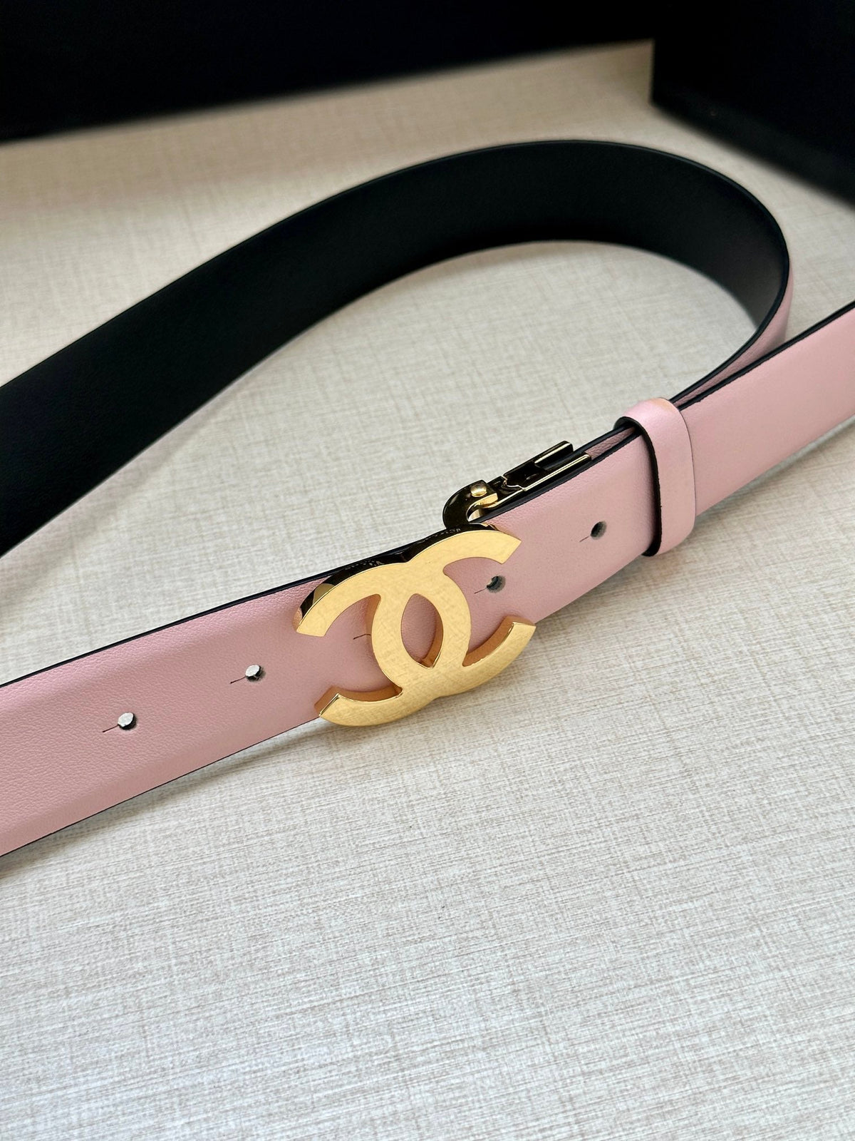 CHANEL 30MM BELT IN LIGHT PINK AND BLACK CALFSKIN WITH GOLD HARDWARE