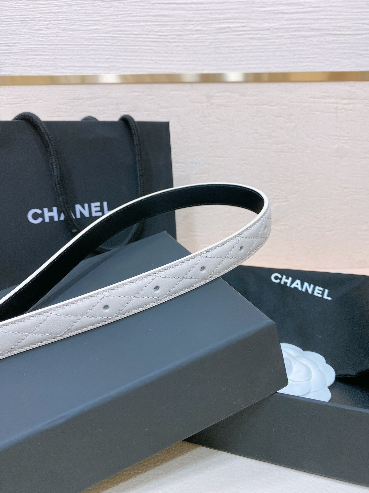 CHANEL BELT 20MM IN WHITE EMBROIDERED CALFSKIN GOLD HARDWARE ATTACH PEARL