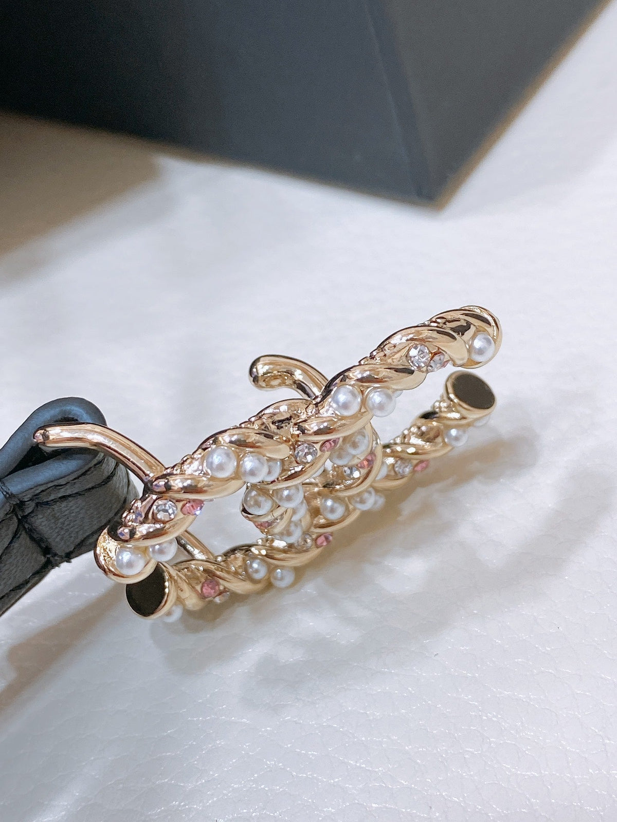 CHANEL BELT 20MM IN BLACK EMBROIDERED CALFSKIN GOLD HARDWARE ATTACH PEARLS